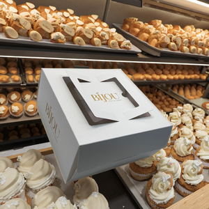 แผ่นกระดาษลูกฟูกแบบกำหนดเองป้ายแขวนกางเกงยีนส์พร้อมเคลือบเคลือบรีไซเคิลพิมพ์ลายนูนสีเต็มรูปแบบสำหรับบรรจุภัณฑ์เสื้อผ้า - Product Image 1