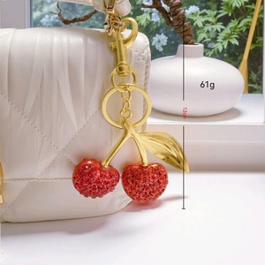 Llavero de cereza con colgante de resina de diamantes completos, dije de fruta de moda, decoración portátil para coche - Product Image 2