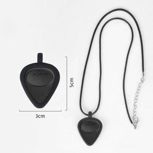 Collier porte-médiators de guitare en silicone triangulaire, disponible avec chaîne à billes / chaîne à câble / cordon en cuir - Product Image 3
