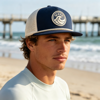 Casquette Snapback Unisexe d'été à 5 panneaux en polyester, avec logo 'Wave' en patch de caoutchouc, visière plate, respirante, protection solaire et perforations découpées au laser