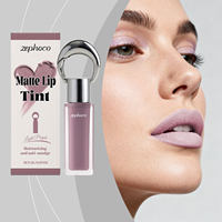 Gloss à lèvres mat violet clair, soyeux et lisse. Rouge à lèvres aérien à fini mat avec une couleur subtile et longue tenue