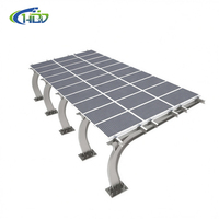 Abri photovoltaïque pour voitures, simple ou double, construit avec des aciers en H ou des tubes carrés, capable d'accueillir plusieurs véhicules.