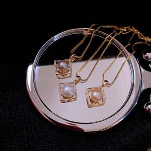 Collar Versátil de Perlas Naturales de Agua Dulce con Colgante Cuadrado en Oro de 14K, Estilo Simple y Elegante para el Día a Día - Product Image 1