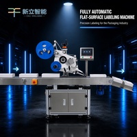 Machine d'étiquetage automatique pour livres, dossiers, boîtes, cartons, alimentation par convoyeur avec tête d'étiquetage réglable