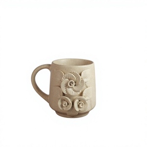 Mug en céramique écologique fait main avec un motif floral en relief, finition mate, style américain, pour un usage domestique - Product Image 1