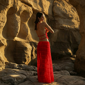 Ensemble deux pièces en mousseline rouge pour femme, haut dos nu et jupe longue à volants, respirant, élégant, printemps-été, sans manches, couleur unie - Product Image 3