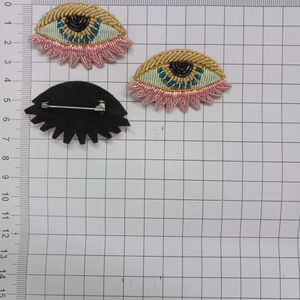 เข็มกลัดรูปดวงตาปีศาจปักมือ - Product Image 1