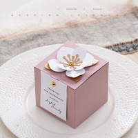 Boîte à dragées carrée personnalisée avec logo, boîte cadeau de mariage, emballage en papier pliable de luxe à motifs floraux pour les cadeaux de fête de fiançailles
