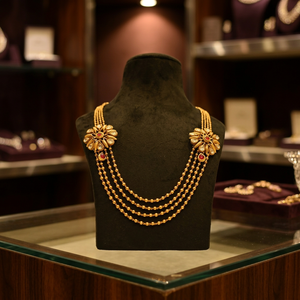 Ensemble de bijoux de mariage Maharani Karni Classic Gold, collier, boucles d'oreilles et bague sertis de fleurs en or. - Product Image 3