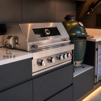 Cuisine extérieure sur mesure avec barbecue, évier, comptoir de service et réfrigérateur à porte vitrée