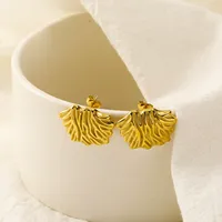 Boucles d'oreilles clous en acier inoxydable plaqué or 18 carats, motif feuille irrégulière texturée, bijoux élégants pour femme, parfaits pour le quotidien et les soirées