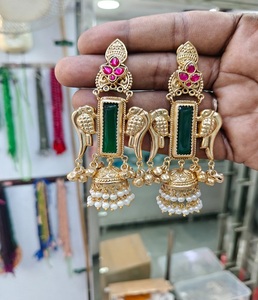 Pendientes Jhumka Chapados en Oro Antiguo con Acentos de Piedras Rosas y Verdes, Joyería Nupcial Étnica India Tradicional para Mujer, Boda - Product Image 2