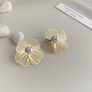 <span class=keywords><strong>Orecchini</strong></span> a Perno Minimalisti con Fiore Traforato, Placcati in Oro 14K, con Perla in Ottone e Perno in Argento, Gioielli per Donne - Product Image 2