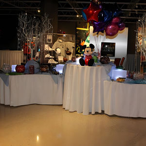 Versátiles y elegantes faldas de mesa negras de Spandex Suministros duraderos para fiestas - Product Image 1