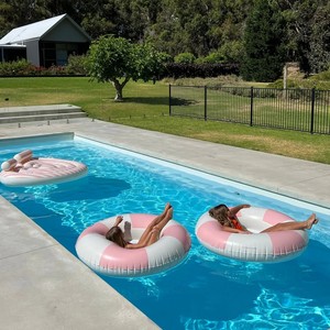 Bouée de natation gonflable OEM, rose à rayures, avec fond en maille, en PVC sans phtalates, jouet aquatique, transat pour adulte, personnalisable - Product Image 3