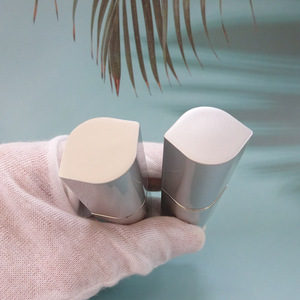 Tube à lèvres en ABS argenté de forme personnalisée unique, emballage en forme de bouche, tube à lèvres vide en ABS finition métallique - Product Image 3