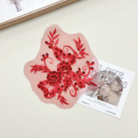 Applique florale en sequins rouges en gros, motif brodé perlé sur maille pour la garniture de vêtements