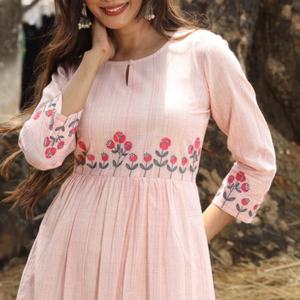 ชุดเดรสผ้าฝ้ายลินินทรงเอ สไตล์ลำลอง คอโอ ปักลาย แขนยาว ความยาวปานกลาง เหมาะสำหรับวันหยุดฤดูร้อนสำหรับผู้หญิง  ปรับแต่งได้ตามต้องการ - Product Image 2