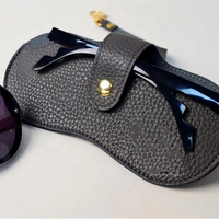 Étui à lunettes en cuir coloré au design élégant, certifié Global Recycled Standard, offrant une protection aux lunettes et facile à transporter