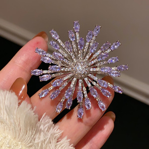 Deslumbrante Broche de Fuegos Artificiales Color Lavanda ~ Hermoso Corsage de Flor Violeta Etérea, Pin Vintage - Product Image 2