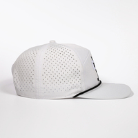 Casquette de sport à visière plate en polyester blanc respirant avec logo tissé personnalisé OEM, 7 panneaux, découpe au laser, trous perforés, fermeture à pression