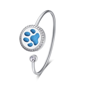 Pulsera de Acero Inoxidable 316L con Colgante de Huella de Perro de 25MM, Brazalete Difusor, Moderno y a la Moda para Niños - Product Image 3