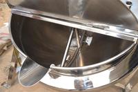Machines industrielles de traitement des aliments 500l Chauffage à la vapeur et au gaz Bouilloire à double couche inclinée pour sauce d'assaisonnement Marmite