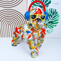 Nouveau design créatif Impression par transfert d'eau Oeuvre d'art animale Artisanat Statue de gorille colorée en résine avec casque d'écoute