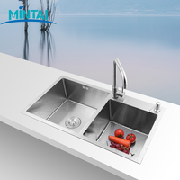 Wastafel Dapur Dua Lubang Stainless Steel Desain Stylish Finishing Satin dengan Rakitan Saluran Pembuangan untuk Kafe dan Bar
