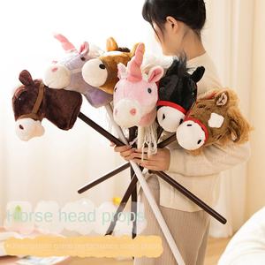 Cheval à bascule classique en peluche sur bâton - Jouet d'imitation à monter avec tête de cheval réaliste, pour les jeux imaginatifs en plein air des enfants - Product Image 2