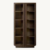 Armoire en verre Dalia de présence architecturale sassanide en chêne blanc américain richement grainé fabriqué à la main de conception belge OEM