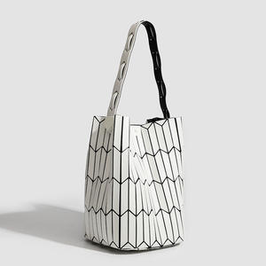 Bolso de Mano Versátil de Poliéster con Diseño Geométrico Acolchado y Bloques de Color, con Cierre, Estilo Nicho, Tendencia de Moda - Product Image 2