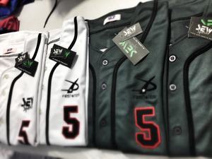 Ensembles d'uniformes de baseball de haute qualité en polyester respirant, idéaux pour les équipes universitaires compétitives aux championnats nationaux - Product Image 4