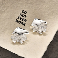 Boucles d'oreilles élégantes et tendance, clous d'oreilles carrés plissés géométriques irréguliers avec fleurs en zircon, style européen et américain, vente en gros