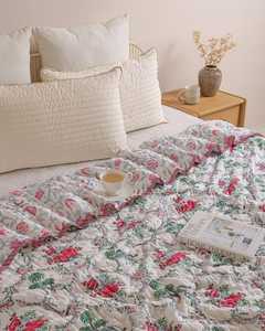 Couette en coton à motifs floraux de roses rouges, imprimée à la main, réversible, literie artisanale indienne, couette de style cottagecore - Product Image 3