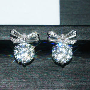 Orecchini a Perno con Fiocco in Oro Bianco, Zirconi Rotondi con Montatura a Griffe, Placcati in Rodio, Gioielli Classici da Sposa per Donna - Product Image 3