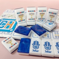 Ensemble de Mahjong américain de luxe de 160 tuiles Hanukkah avec des motifs gravés en acrylique de la Ménorah, du Dreidel et de l'Étoile de David