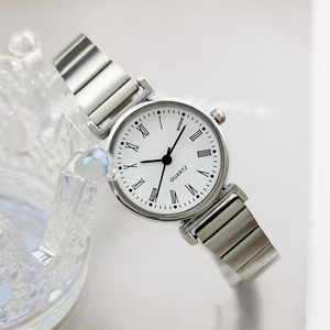 Nuevo reloj para mujer con mini esfera sofisticada y correa de acero estilo bambú retro. - Product Image 3