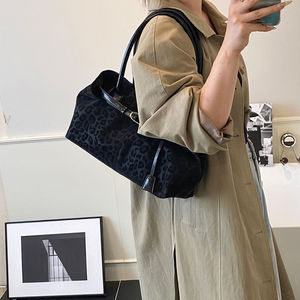 Fashionable and trendy women's handbags, young women's shoulder <b>bags</b> - Product Image 5