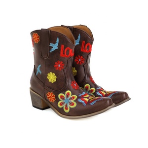 Botas de vaquero cortas con punta en pico para mujer, Botines de tacón grueso con bordado de Color Retro, talla grande, 2022 - Product Image 5