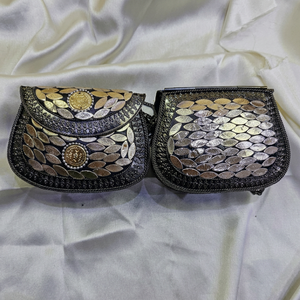 Pochette de soirée en mosaïque en métal pour dames faites à la main avec motif tendance et décoration de perles pour les mariages et les fêtes - Product Image 1