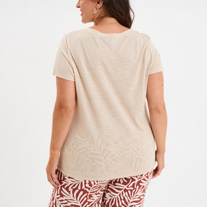 Camiseta Ligera Informal con Logotipo, Cuello en V, Manga Corta, Talla Grande para Mujer, Tela Suave y Fluida, Ecológica, Transpirable, Ajuste Cómodo para Todos - Product Image 3