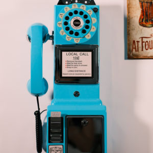 Le téléphone support rétro avec fonction téléphonique réelle améliore la décoration intérieure avec de beaux appareils électroniques grand public - Product Image 1