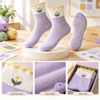 Chaussettes fantaisie avec motifs artistiques, tricotées, cadeau, bordure brodée, logo, taille, gradation, emballage, spécifications, bord festonné