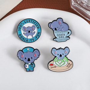 Broche amusante Koala de dessin animé mignon, badge style tasse à thé, écusson créatif sur le thème du café et des soins médicaux, décoration de sac - Product Image 2