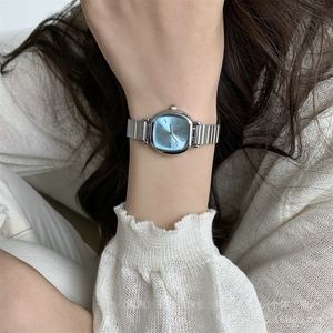 นาฬิกาข้อมือผู้หญิงทรงเหลี่ยม สายสแตนเลส ดีไซน์เรียบง่าย สีเงิน สีทอง ระบบควอตซ์ สไตล์มินิมอล ลดราคาพิเศษ - Product Image 1