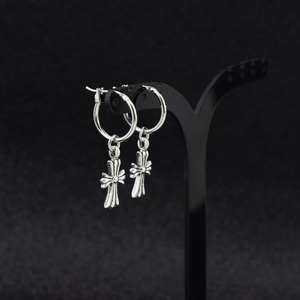 Boucles d'oreilles clous croix simples de luxe léger 2026, design de niche populaire, unisexe, en acier inoxydable, bijoux tendance, vente en gros - Product Image 1