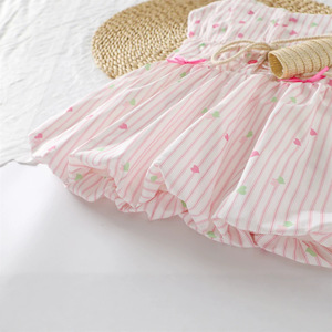 Abito Estivo Senza Maniche a Righe Verticali Rosa con Colletto Ricamato a Fragole per Bambini con Borsa a Forma di <span class=keywords><strong>Fragola</strong></span> - Product Image 3