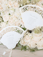 Abanico en forma de pétalo de boda de lujo con impresión de destino personalizado con lugar personalizado y menú de borla sedosa para guardar la fecha