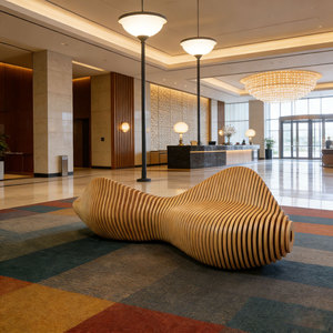 Banc d'extérieur en fibre de verre avec dossier découpé, design moderne, forme en L, pieds sabre, assise anticorrosion pour parcs, hôtels et espaces publics - Product Image 2